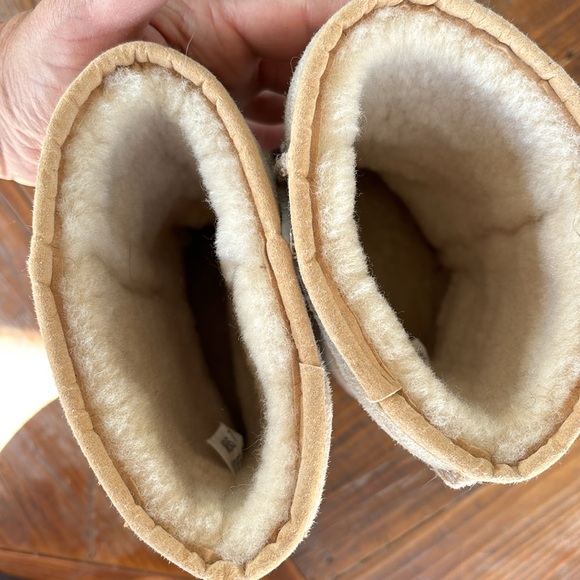 Boots half calf, fuzzy, feels like a slipper, worn once, like new - Picture 6 of 8